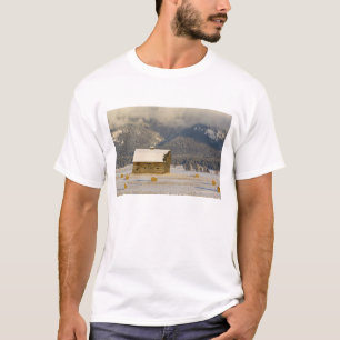 Landelijke schuur en hooibalen na een verse sneeuw t-shirt