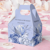 landelijke stoffige blauwe rozen en andere bloemen