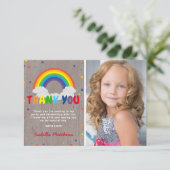 Landelijke Verjaardag met Regenboog | Kleurrijke F Bedankkaart (Staand voorkant)