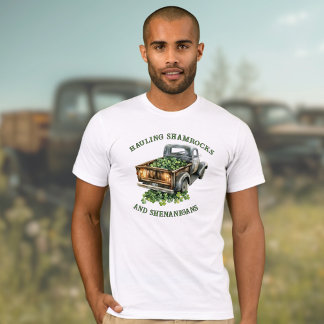 Landelijke vrachtwagen met klavertjes en grapjes t-shirt