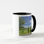 Landenstreep tussen cyperbomen in mok (Voorkant rechts)