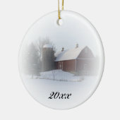 Landkerstak met rode kerstmann gedateerd keramisch ornament (Links)