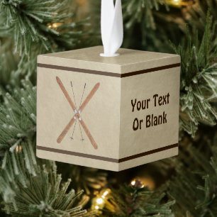 Landoverschrijdende ski's op oud papier kubus ornament