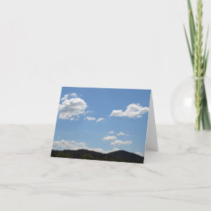 Landschap met groene heuvels, bomen en wolken kaart