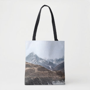 LANDSCHAPSFOTO VAN MONTAINEN ONDER WITTE KLEUTEN DRAAGTAS