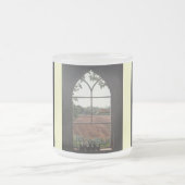 Landschapsschildering van uitzicht uit kerkraam matglas koffiemok (Center)