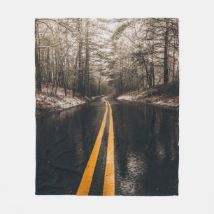 LANDSCHEMA FOTO VAN ASPHALT ROAD TERWIJL HET RAINE FLEECE DEKEN