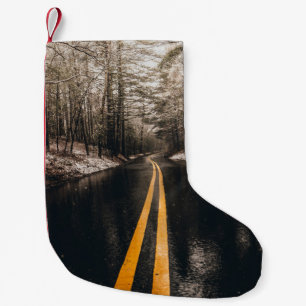 LANDSCHEMA FOTO VAN ASPHALT ROAD TERWIJL HET RAINE KLEINE KERSTSOK