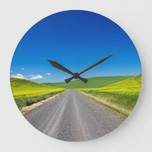 Landweg door lente koolzaadvelden grote klok