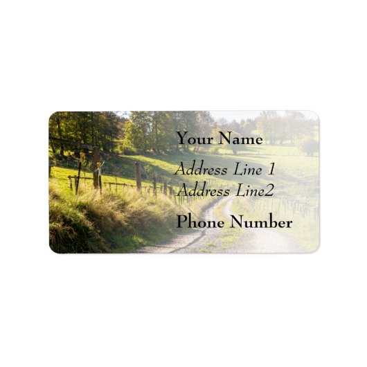 Landweg tussen groene weiden landschap etiket (Voorkant)