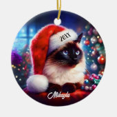 Lang Haar Siamese Kat in een Kerstmuts Kerstmis Keramisch Ornament (Voorkant)