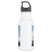 Lang schip dat uit de haven vaart waterfles  (Achterkant)