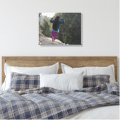Lange haarvrouw loopt in het bos canvas afdruk (Insitu (Slaapkamer))