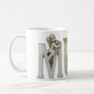L'ange marque avec des lettres la tasse de maman