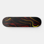 Langs de zwarte achtergrond met roodbruine golflen skateboard (Horizontaal)