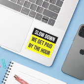 Langzaam worden we betaald tegen het uur sticker (Laptop met iPhone)