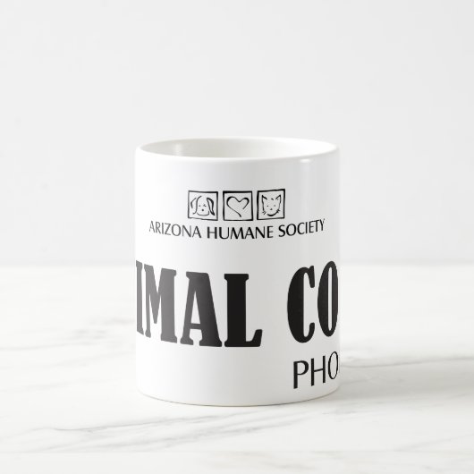 L'animal attrape la tasse de Phoenix (Centre)