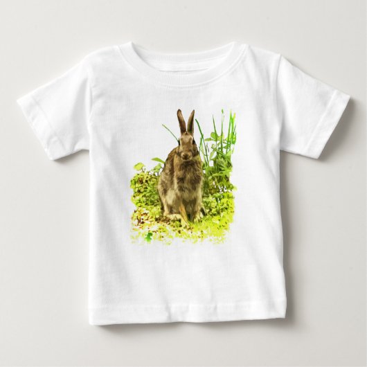 Lapin Brown en T-shirt bébé en herbe verte (Devant)
