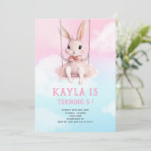 Lapin Ciel Rose sur neige Invitation Anniversaire (Debout devant)