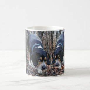 Lapin de beagles chassant la tasse en bois