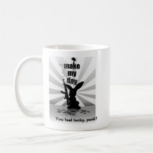 Lapin de Mauvais-Âne avec la tasse de café de