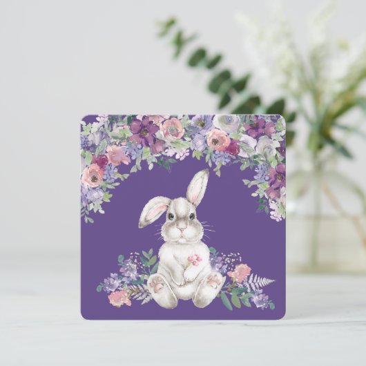 Lapin de Pâques assis dans les fleurs Carte (Debout devant)