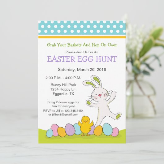 Lapin de Pâques avec invitation de chasse aux œufs (Debout devant)