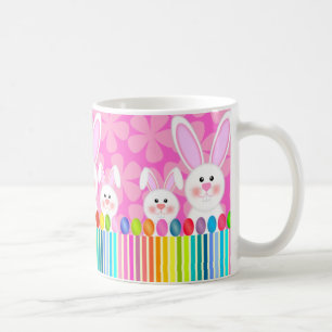 Lapin de Pâques et tasse colorés d'oeufs