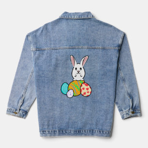 Lapin de Pâques sur les oeufs de Pâques