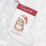 Lapin en Père Noël Rouge Casquette Personnalisé<br><div class="desc">Boutique de lapin de Noël Père Noël personnalisée, parfait pour vos petits en cette période de vacances. Cet adorable bas présente un mignon petit lapin portant un casquette Père Noël rouge recouvert de neige. Le stockage peut être personnalisé avec le nom de votre enfant. Accrochez-le sur votre manteau ou dans...</div>