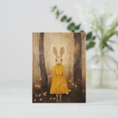 Lapin en robe jaune dans la carte postale des bois (Debout devant)