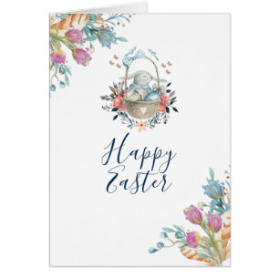 Lapin mignon dans un panier et florales de tulipes