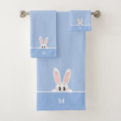 Lapin mignon & monogramme sur bleu clair (En situation)
