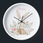 Lapin Rose Blush Nom du lapin Horloge de la nourri<br><div class="desc">Un lapin lapin lapin mignon et rose doux aux accents floraux tout autour dans un panier en osier. Ajoutez votre choix de nom. Adorable. 100% de satisfaction client avec Zazzle tous les jours.</div>