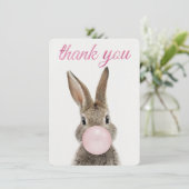 Lapin soufflant un bubble gum rose Merci (Debout devant)