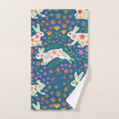 Lapins de Pâques blancs avec fleurs de Whimsical (Serviette à main)