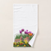 Lapins de Pâques dans un collage de jardin fleuri (Serviette à main)