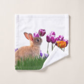 Lapins de Pâques dans un collage de jardin fleuri (Gant de toilette)