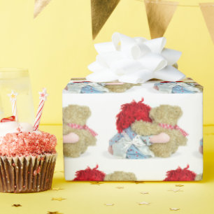 lapjespop en teddybeer op wit cadeaupapier