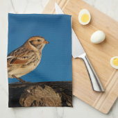 Lapland Longspur op een Sunlit Log Theedoek (Quarter Fold)