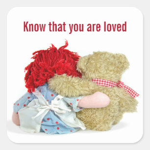 Lappenpop en teddybeer omhelzen elkaar vierkante sticker