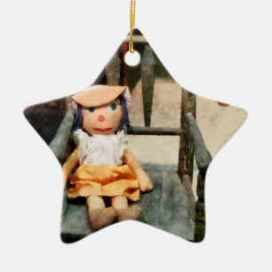 Lappenpop in stoel keramisch ornament