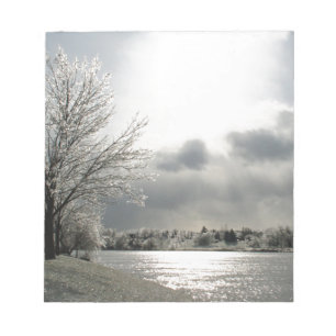 laptop met foto van het ijzige winterlandschap notitieblok
