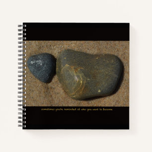 Laptop w. afbeelding van steen + inspirerend tekst notitieboek