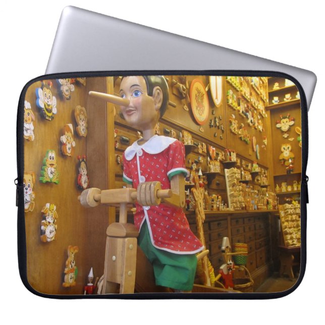 Laptophoes — Pinocchio Doll Laptop Sleeve (Voorkant)