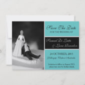 Lara slaat de datumkaarten op save the date (Voorkant)