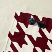 Large Houndstooth Burgundy Maroon Strandlaken (In situ)