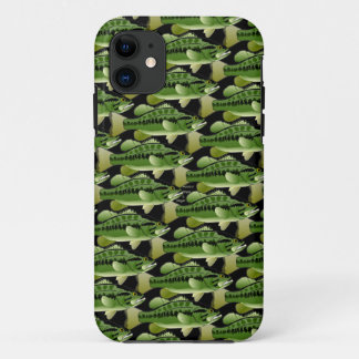 Largemouth Bass Camo Pattern op zwart iPhone 11 Hoesje