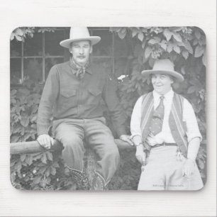 Larry Larom en een vrouw die zich kandidaat stelt. Muismat