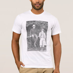 Larry Larom en een vrouw die zich kandidaat stelt. T-shirt